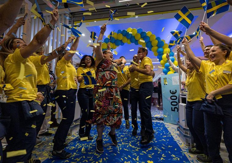 Colas frente a la tienda de Ikea en Granada.