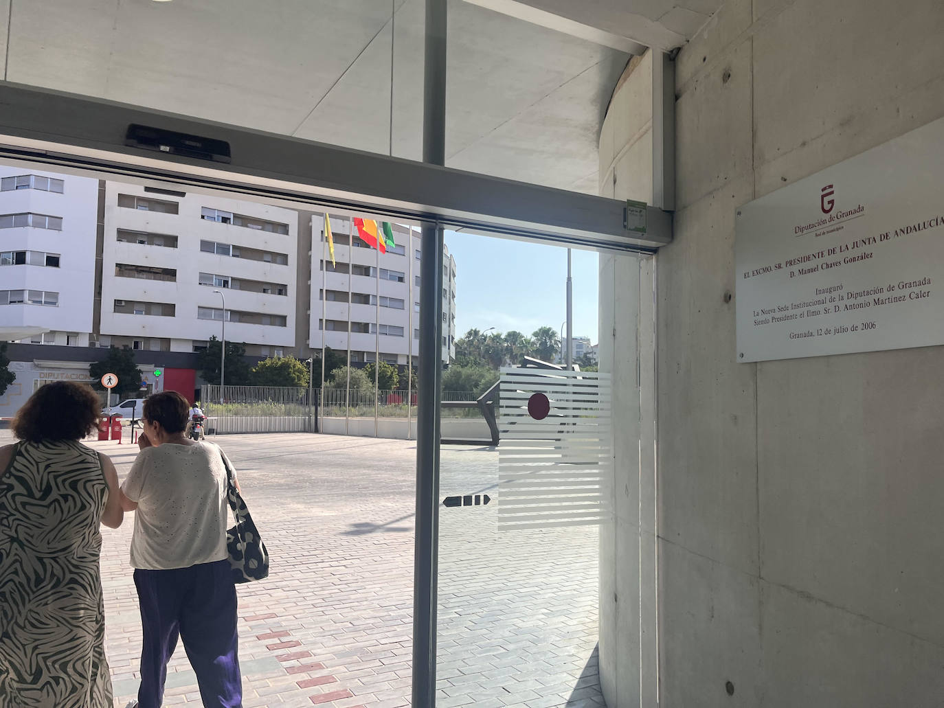 Placa de inauguración del edificio de Diputación, que Vox ha propuesto quitar.