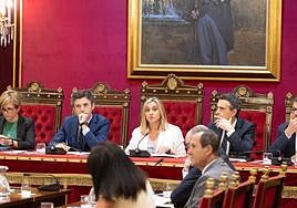 Jorge Saavedra y Enrique Catalina escoltan a Marifrán Carazo en la presidencia del último pleno.