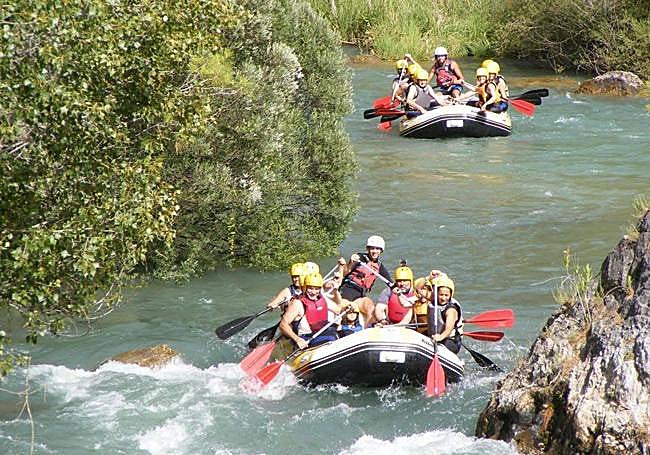 Actividad de 'rafting' junto al pantano del Tranco, en Cazorla.