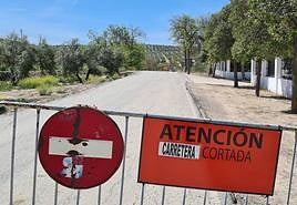 Carretera de acceso a la Hacienda de La Laguna, cortada por el puente.