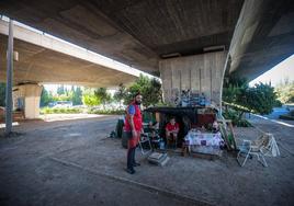 Fran, voluntario de Cruz Roja, hace entrega de botellines de agua a Javier.