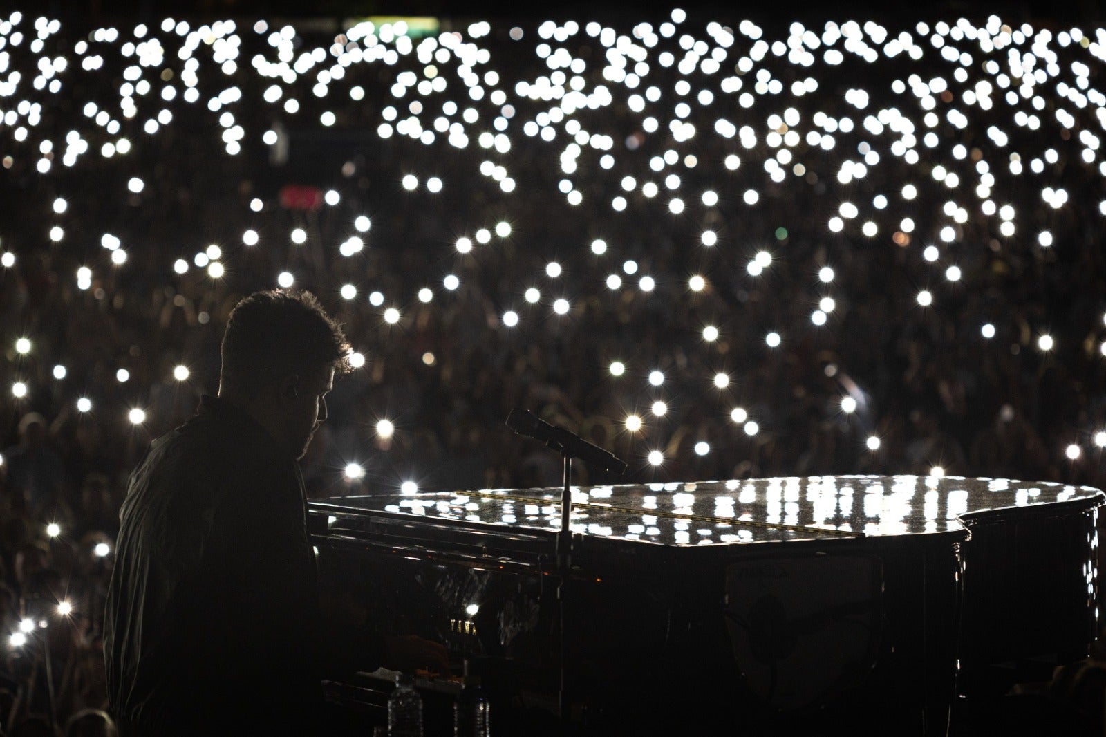 Magia en un concierto de Pablo López, siempre tocando su piano.