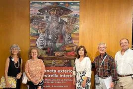 Entre otros, la directora del Museo Zabaleta y el comisario de la muestra, en el MVA de Málaga.