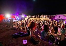 El público baila en el Castillo de Santa Catalina.