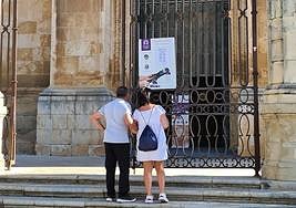 Visitantes, a las puertas de la Catedral de Jaén.