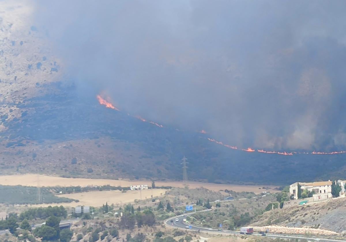 Un incendio en Antequera alerta a los conductores en la A-92 en sentido Granada