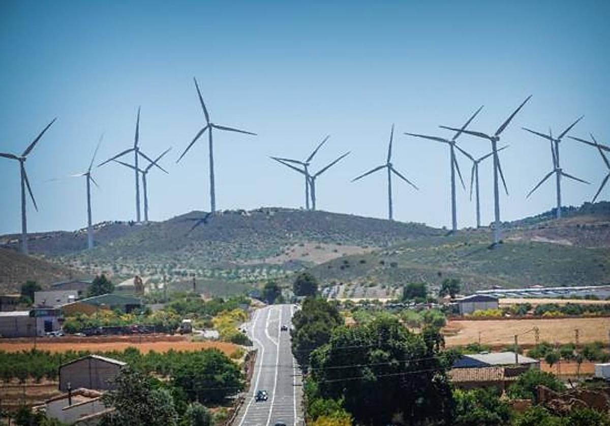 Molinos eólicos de uno de los parques que funciona ya en Caniles, en el límite entre Almería y Granada.