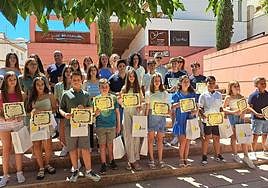 Los alumnos premiados posan en la escalinata del Museo Rafael Zabaleta.