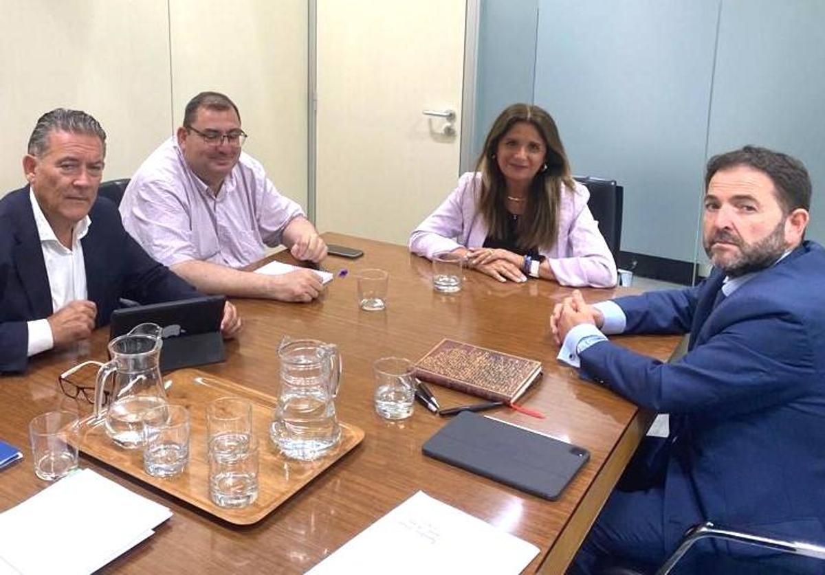 Reunión de trabajo entre representantes municipales y de la Junta de Andalucía en torno al Parque de Santana.