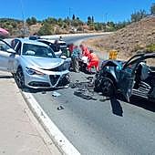 Dos heridos, entre ellos una embarazada, al chocar dos coches en el acceso a la Alhambra