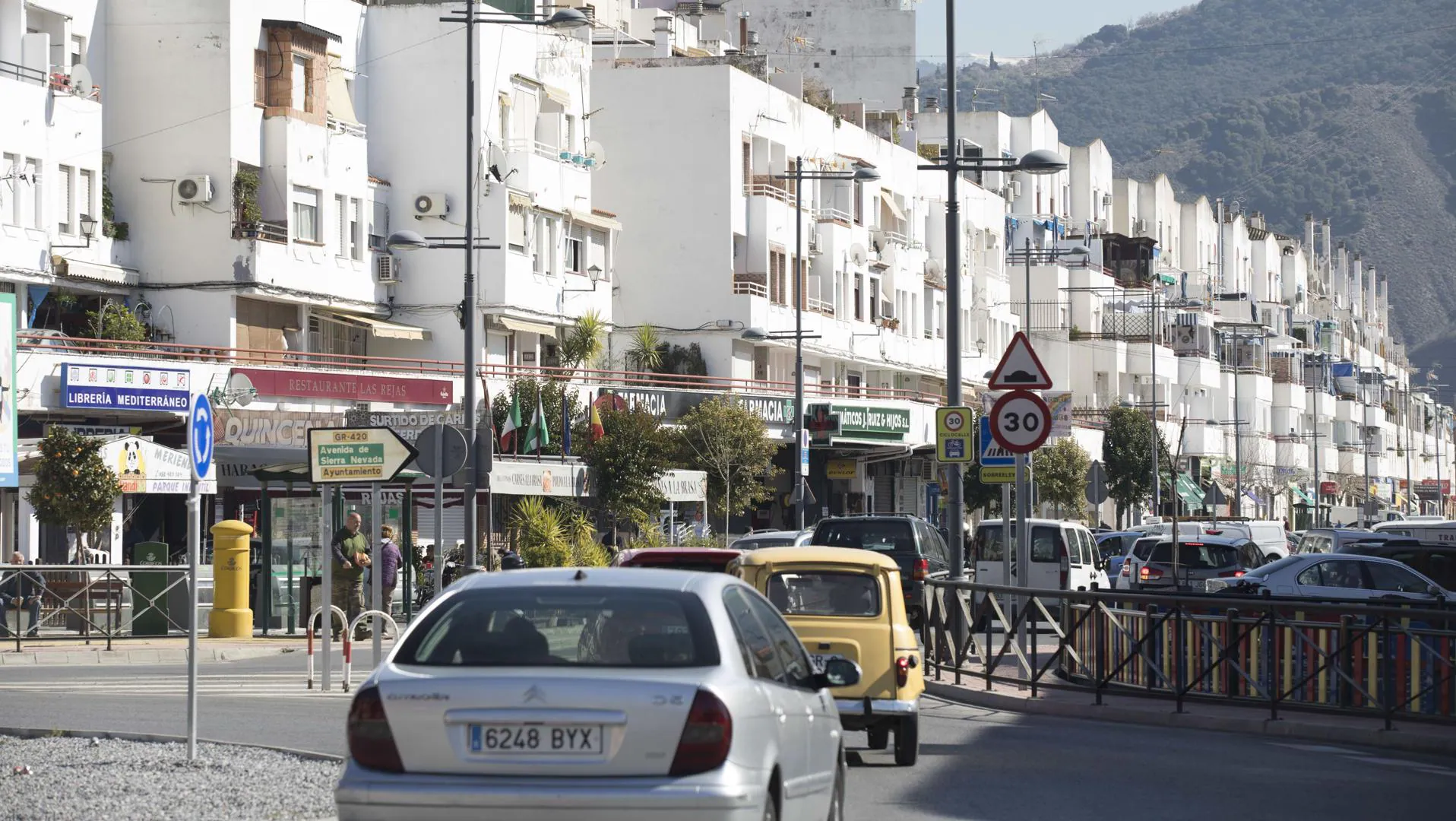 Sucesos En Granada Deja Su Coche De Lujo Con Las Llaves Puestas Y Se Lo Roban Dos Delincuentes