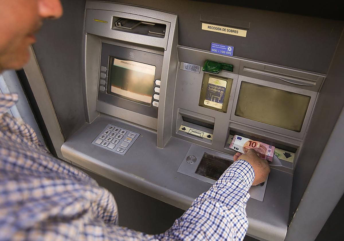 Dinero en un cajero.