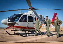 Tres pilotos junto con el nuevo helicóptero