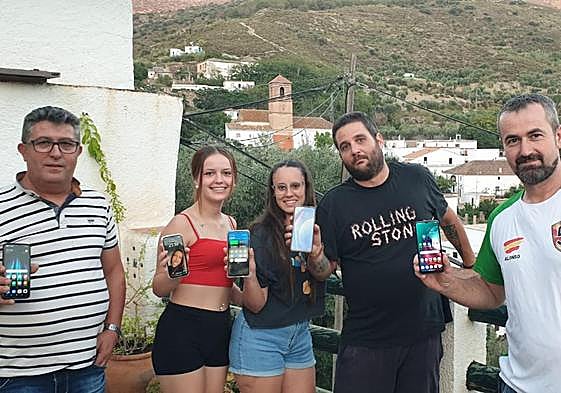 Vecinos de Alcázar sin cobertura en sus teléfonos móviles.