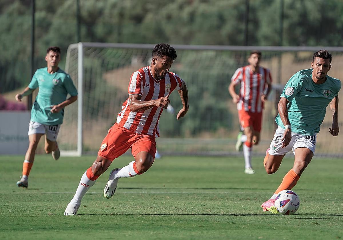 Luis Suárez marcó el primer gol de la UDA ante el Antequera.