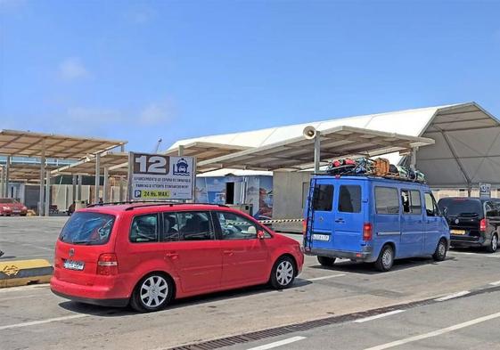 Vehículos preparados para embarcar en el Puerto de Almería.