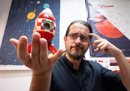 Emilio García juega con un cohete espacial, en su despacho del Instituto de Astrofísica de Andalucía.