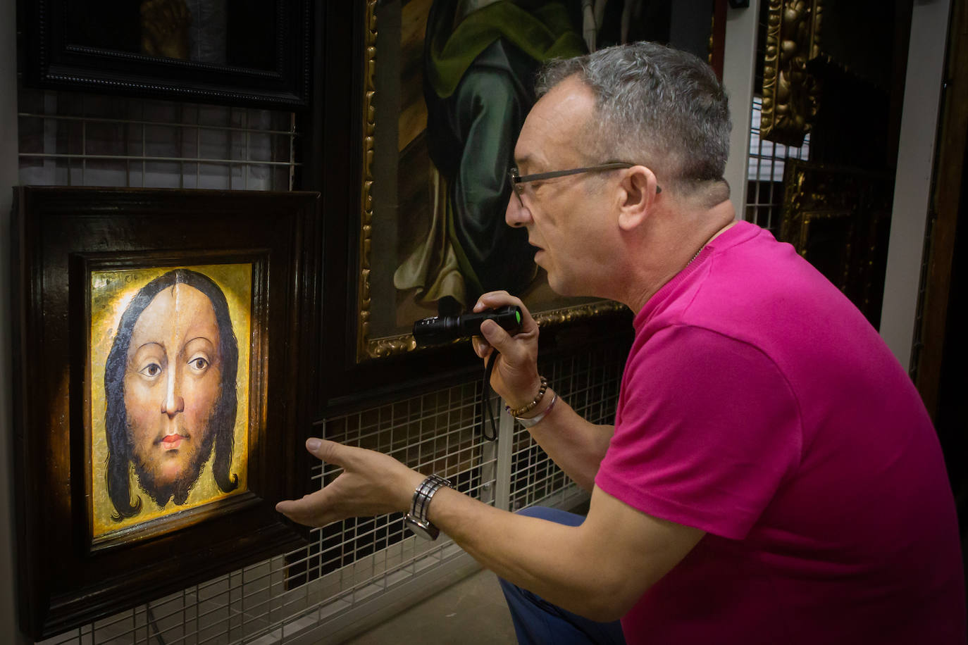 Tenorio muestra una tabla anónima con pentimentos.