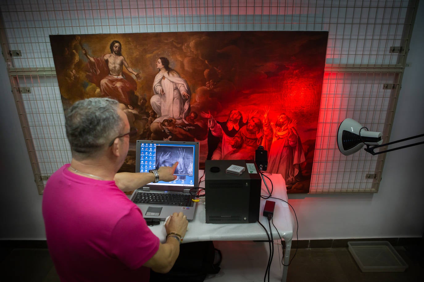 Aplicación de infrarrojos en un lienzo de José Risueño donde se observan unas manos corregidas.