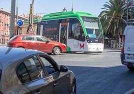 El metro, a su paso por el cruce en Villarejo.