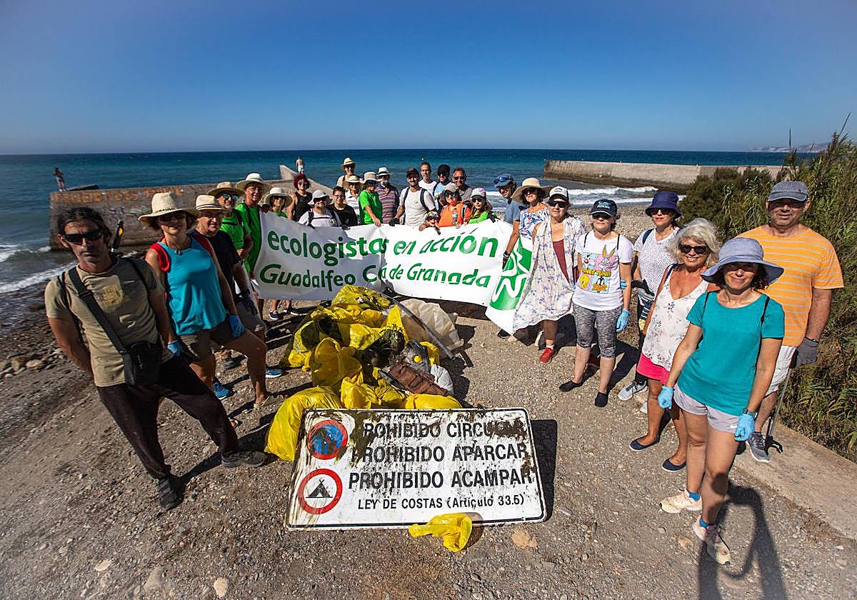 60 manos para sacar toda la basura del Guadalfeo