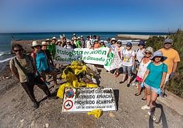 60 manos para sacar toda la basura del Guadalfeo