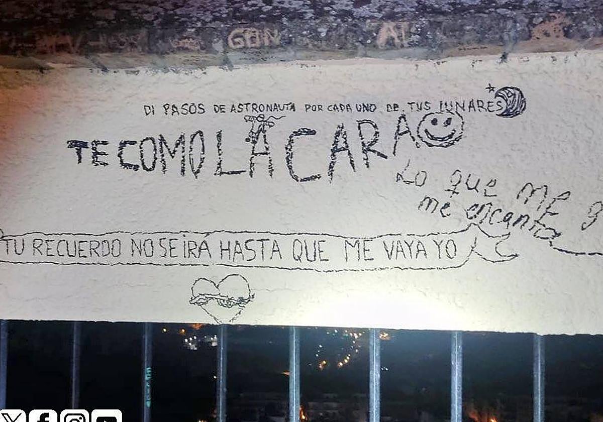 Pintadas en la famosa ventana situada junto al Carmen de los Mártires.