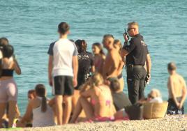 Agentes de la Policía Local de Motril en la playa.
