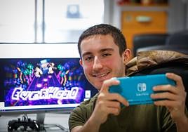 Jordi Roca juega a 'Everhood' en una Nintendo Switch, en el estudio de San Antón.