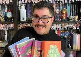 Francisco Torres posa para IDEAL ALMERÍA con algunos ejemplares de su estantería.