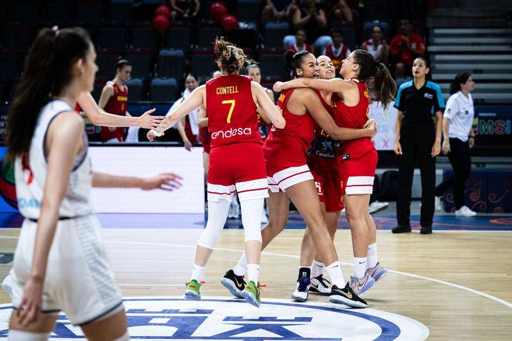 Marta Morales, en el centro del corro de la celebración española del bronce.