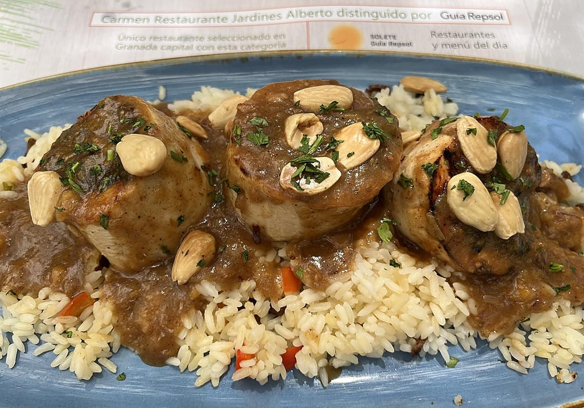 Pollo al estilo nazarí con frutos secos y arroz de Jardines Alberto, sabor y tradición histórica