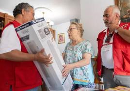 Voluntarios de Cruz Roja en un reparto de ventiladores.