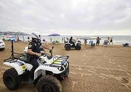 La Policía vigila nuestros arenales para el buen devenir del verano.