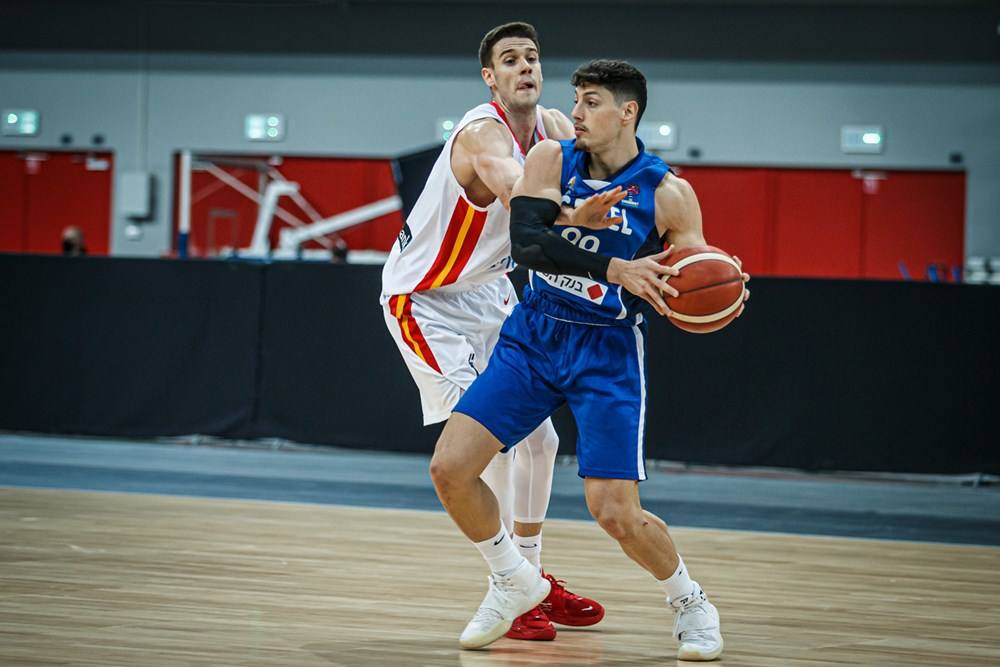 Yivtach Ziv protege el balón ante López-Arostegui en un partido contra España