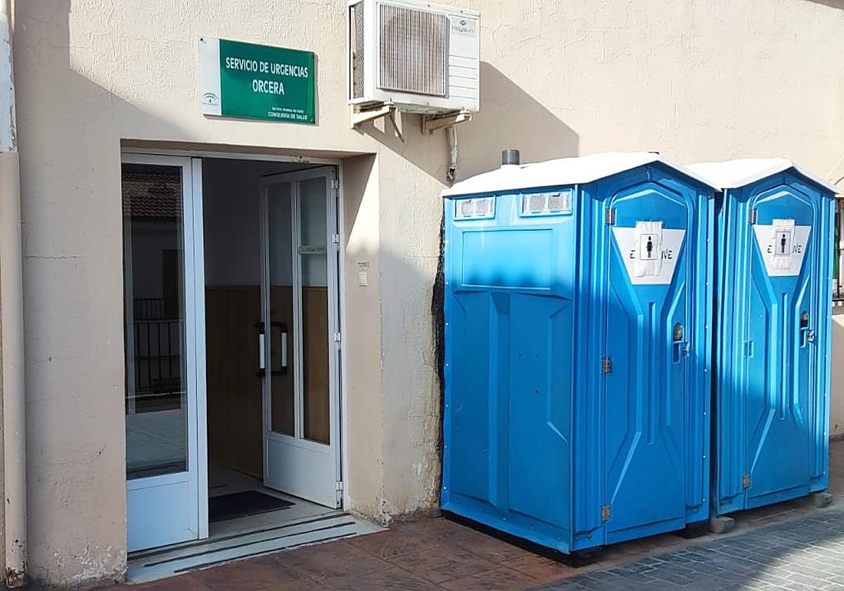 Baños portátiles en la puerta del Servicio de Urgencias de Orcera.