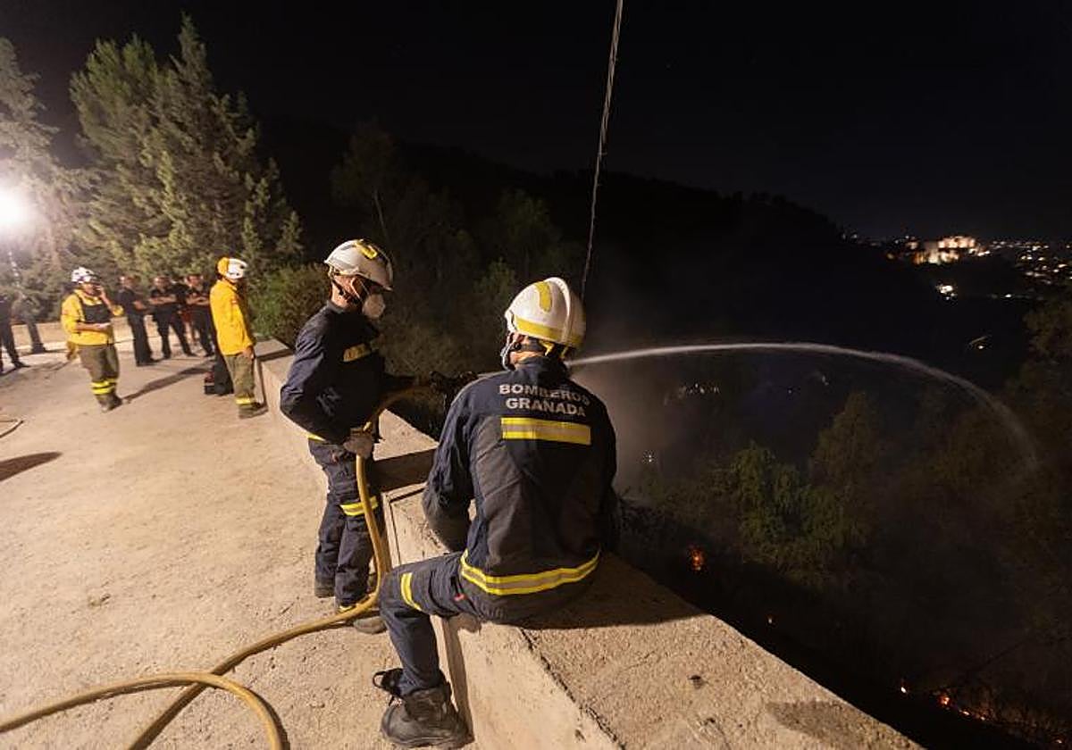 Los Bomberos de Granada, refrescando el terreno desde la Abadía del Sacromonte.