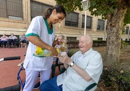 Usuario de la residencia Perpetuo Socorro recibe limonada.