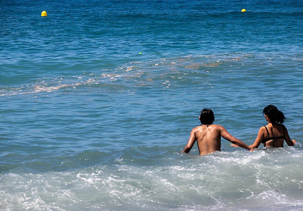 Suciedad que apareció la semana pasada en una playa de Motril.