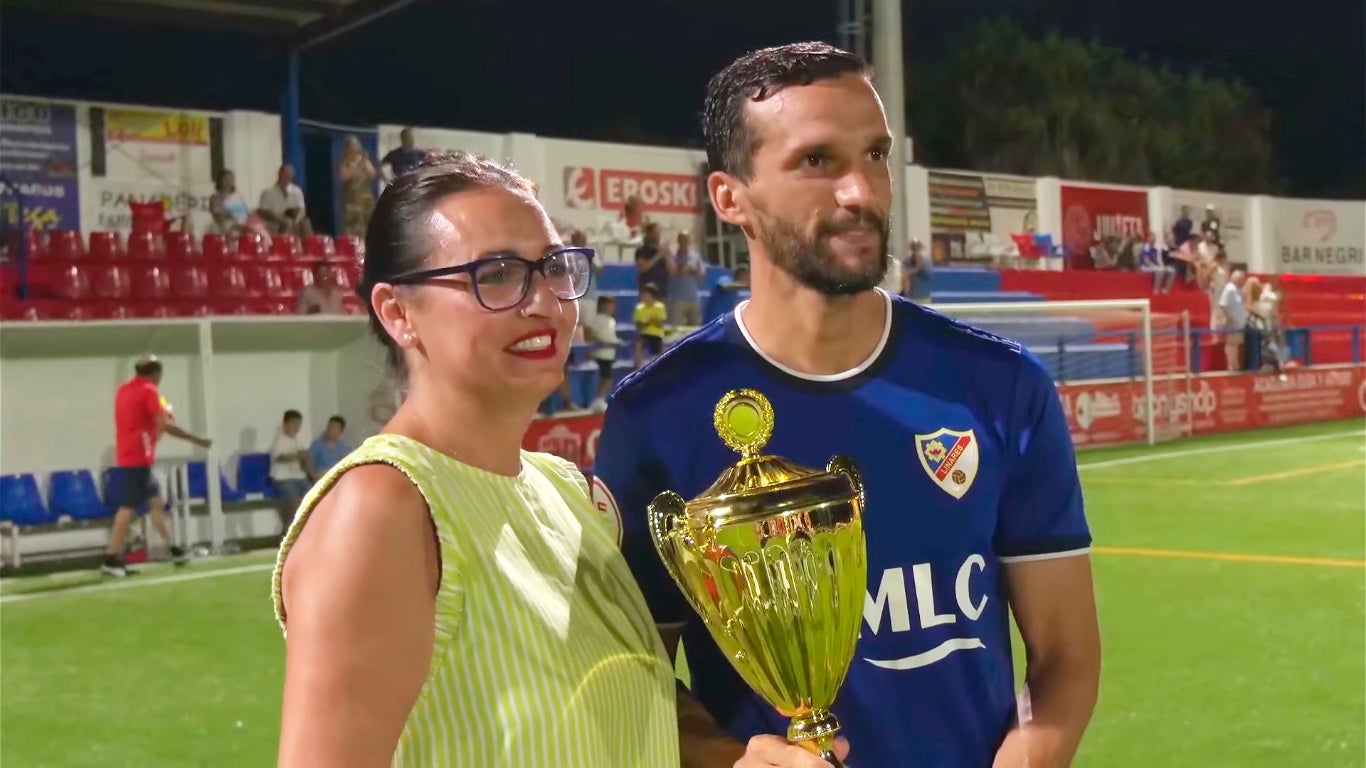 Rodri recogiendo el premio como campeones del 25 aniversario del trofeo de Torre del Mar.