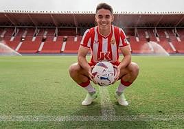 Sergio Arribas posa con la elástica rojiblanca en el Power Horse Stadium.