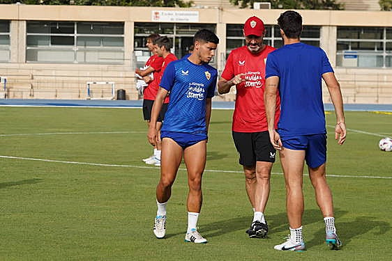 Vicente Moreno habla con Robertone y Melero