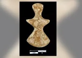 Hallado un ídolo cruciforme del Calcolítico en las excavaciones de Bedmar