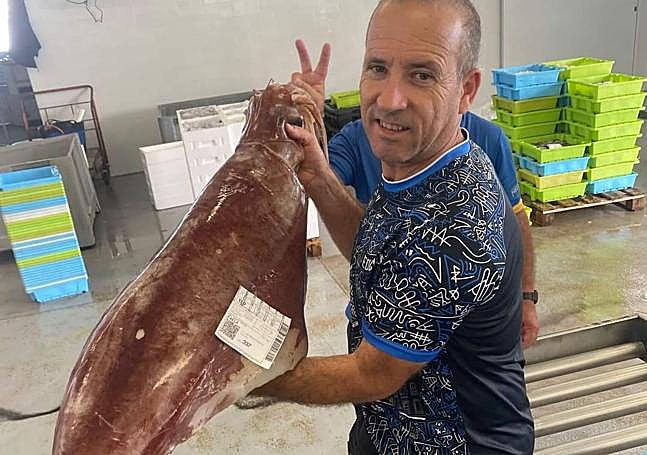 Manolo Carmona sujeta el calamar gigante.