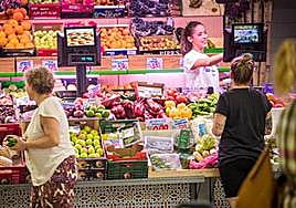 Un puesto de fruta y verdura de un mercado municipal.