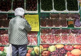 Una mujer observa el precio de la fruta en una imagen de archivo.