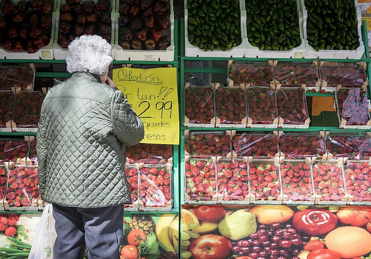 Una mujer observa el precio de la fruta en una imagen de archivo.