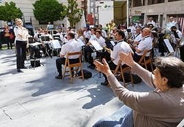 Concierto de la Banda Municipal en la plaza Deán Mazas.