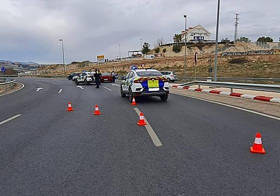 Control anterior de la Policía Local en la rotonda junto al centro comercial La Loma.